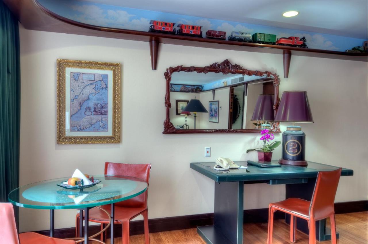 Signature Suite at Dinah's Garden Hotel