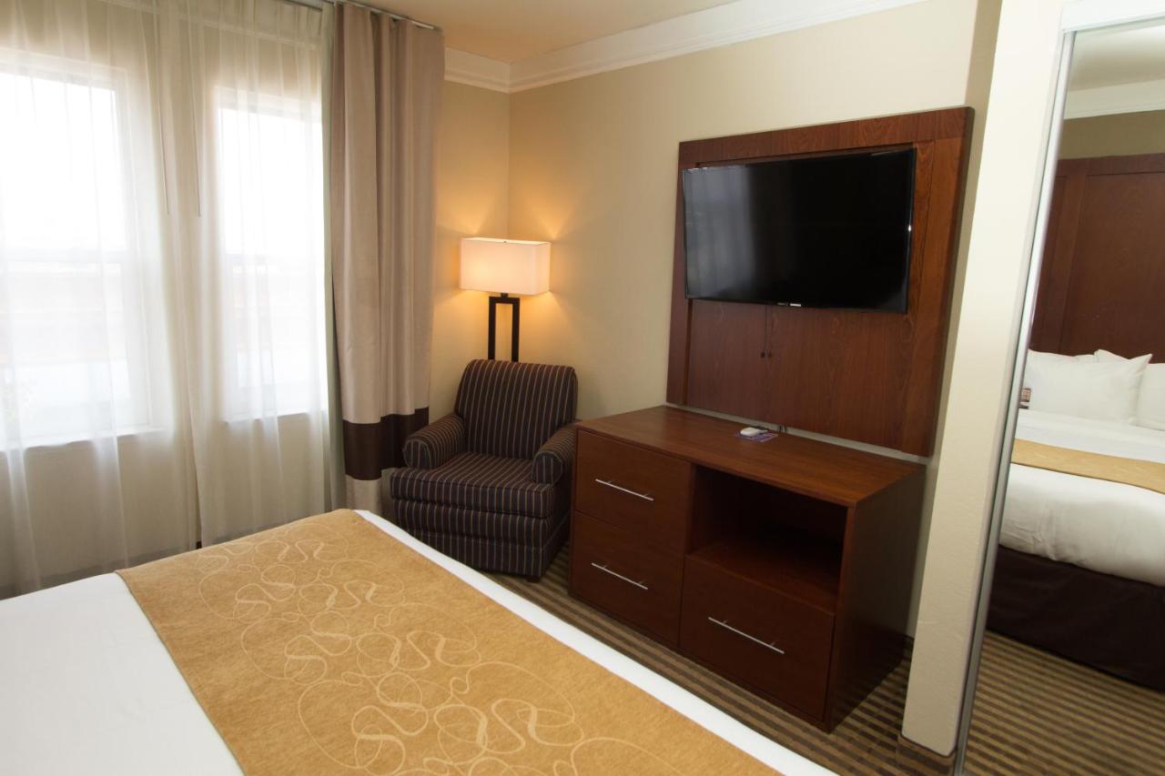 King Suite with Sofa Bed - Accessible/Non-Smoking at Comfort Suites Visalia Convention Center