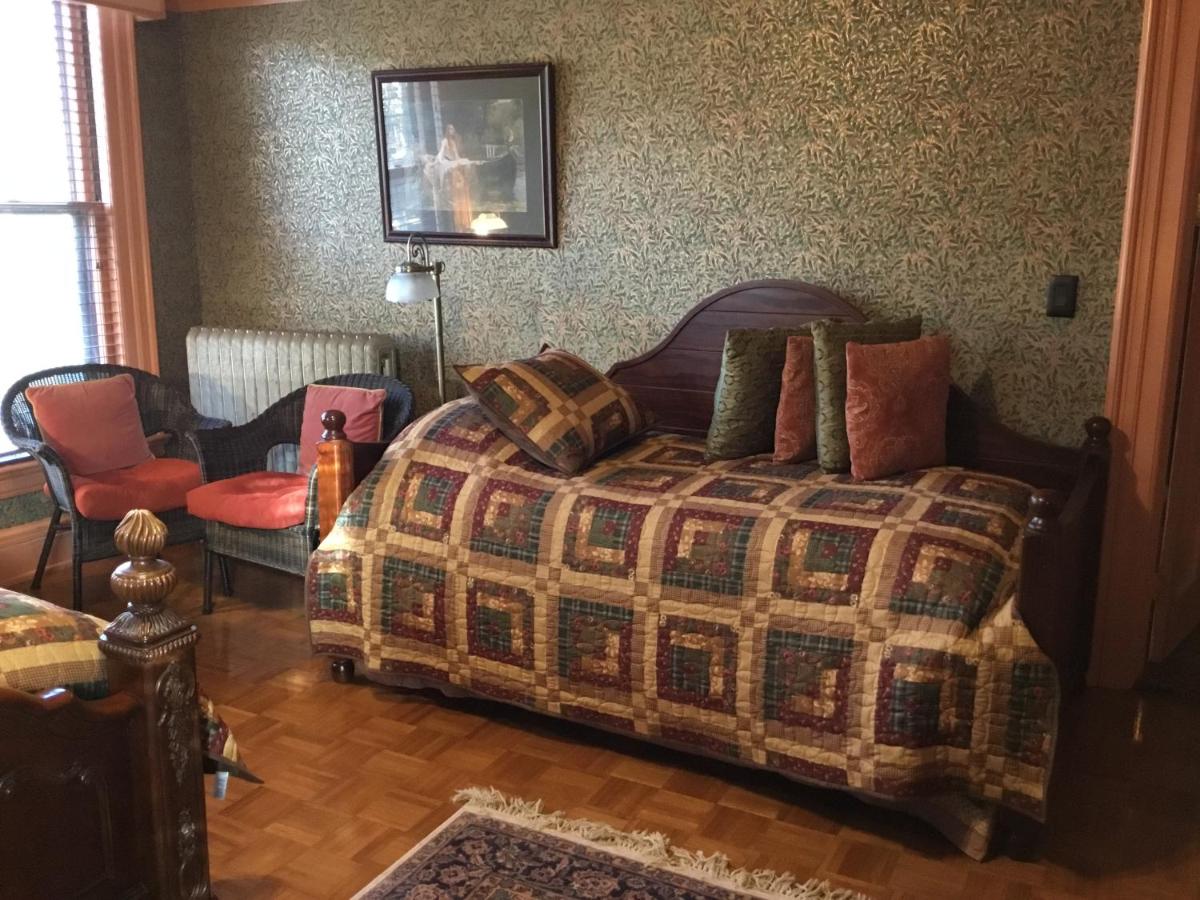 | Amherst Inn