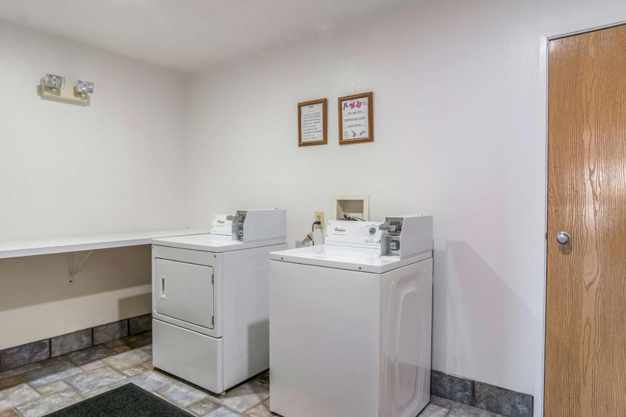 | Motel 6-Barkeyville, PA