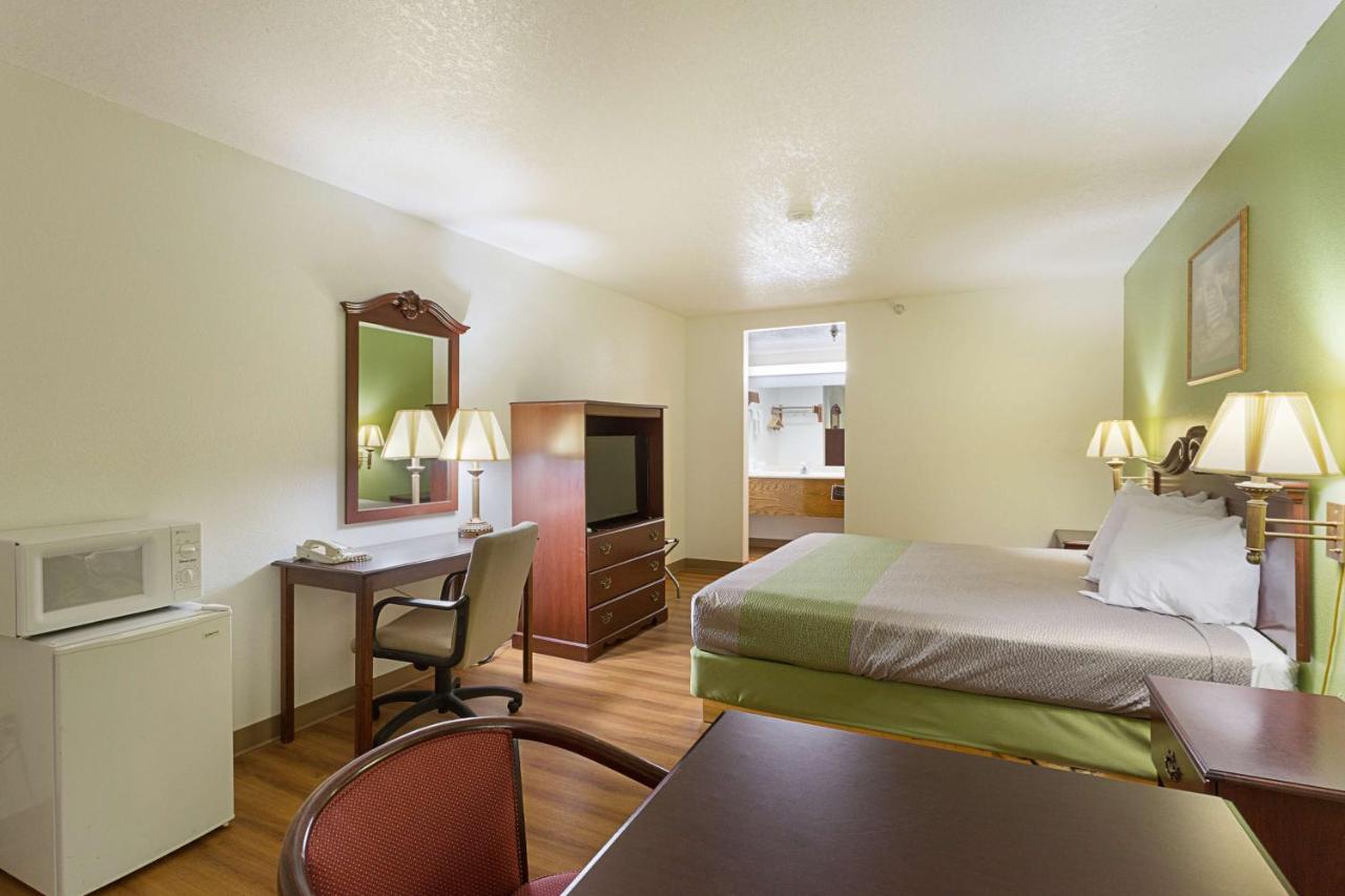  | Rodeway Inn