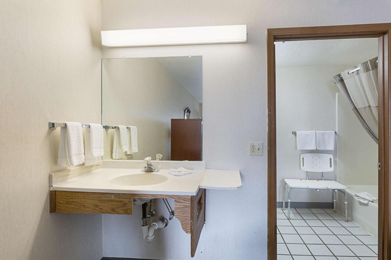 | Rodeway Inn