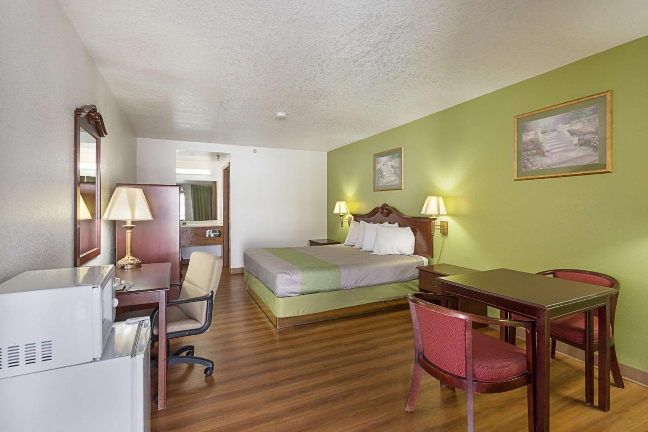  | Rodeway Inn