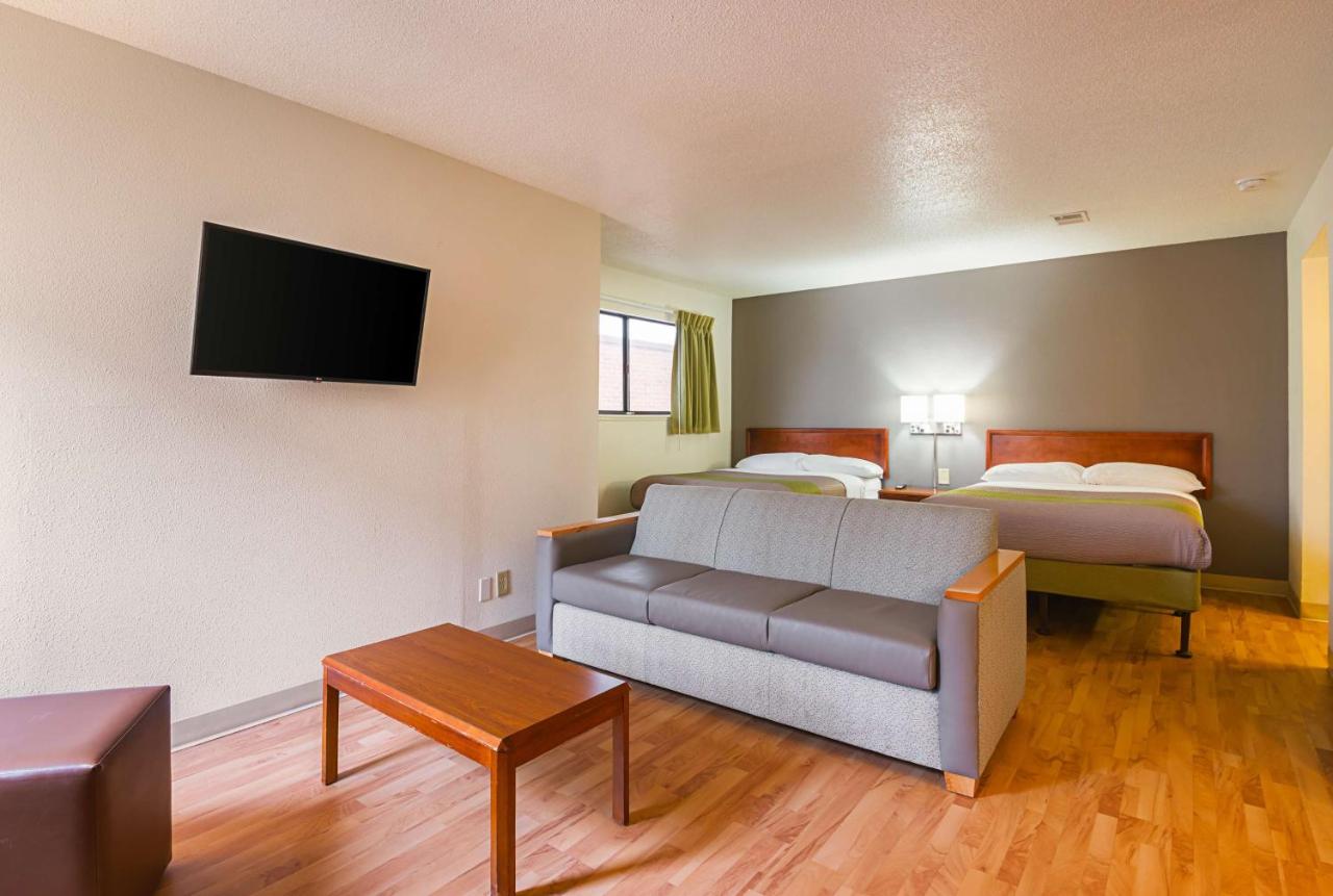 Deluxe Queen Suite - Smoking at Studio 6 Extended Stay - Greensboro, NC