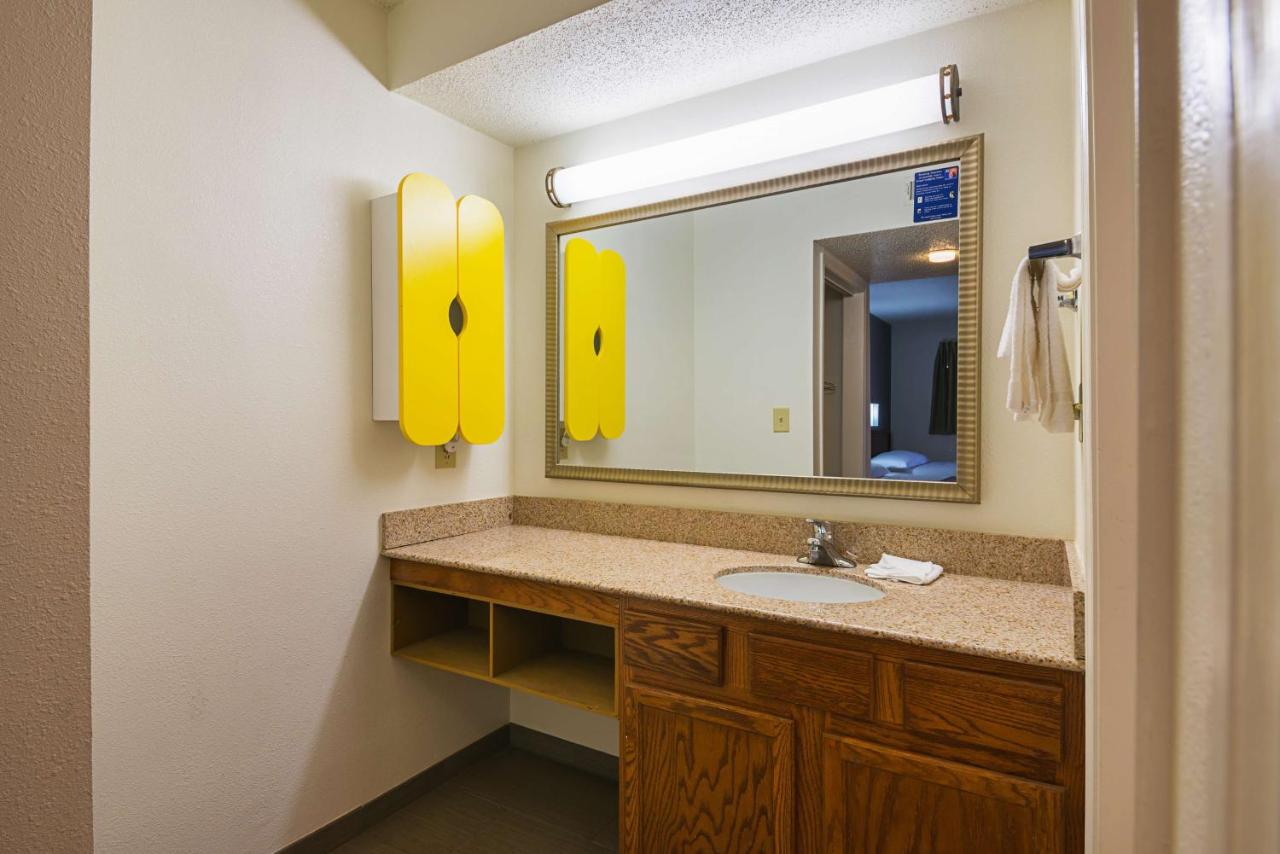 Deluxe Queen Room - Smoking at Studio 6 Extended Stay - Greensboro, NC