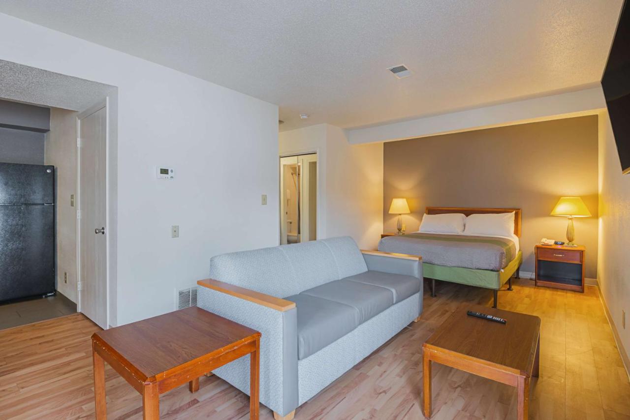 Deluxe Queen Room - Smoking at Studio 6 Extended Stay - Greensboro, NC