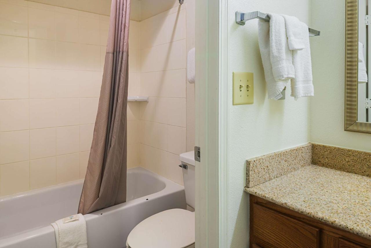 Deluxe Queen Room - Smoking at Studio 6 Extended Stay - Greensboro, NC
