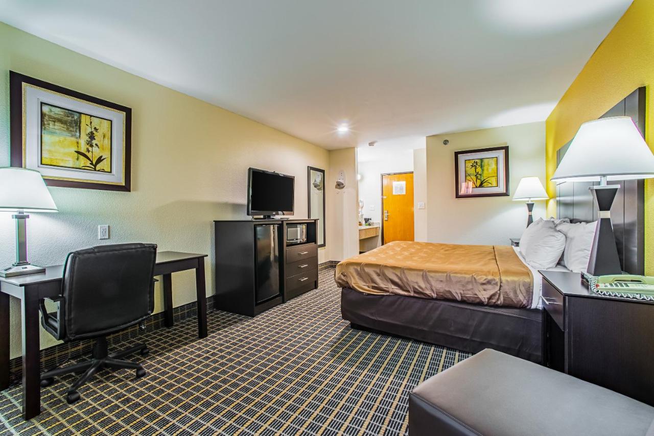 Standard King Room - Non-Smoking at Quality Inn Carbondale University area