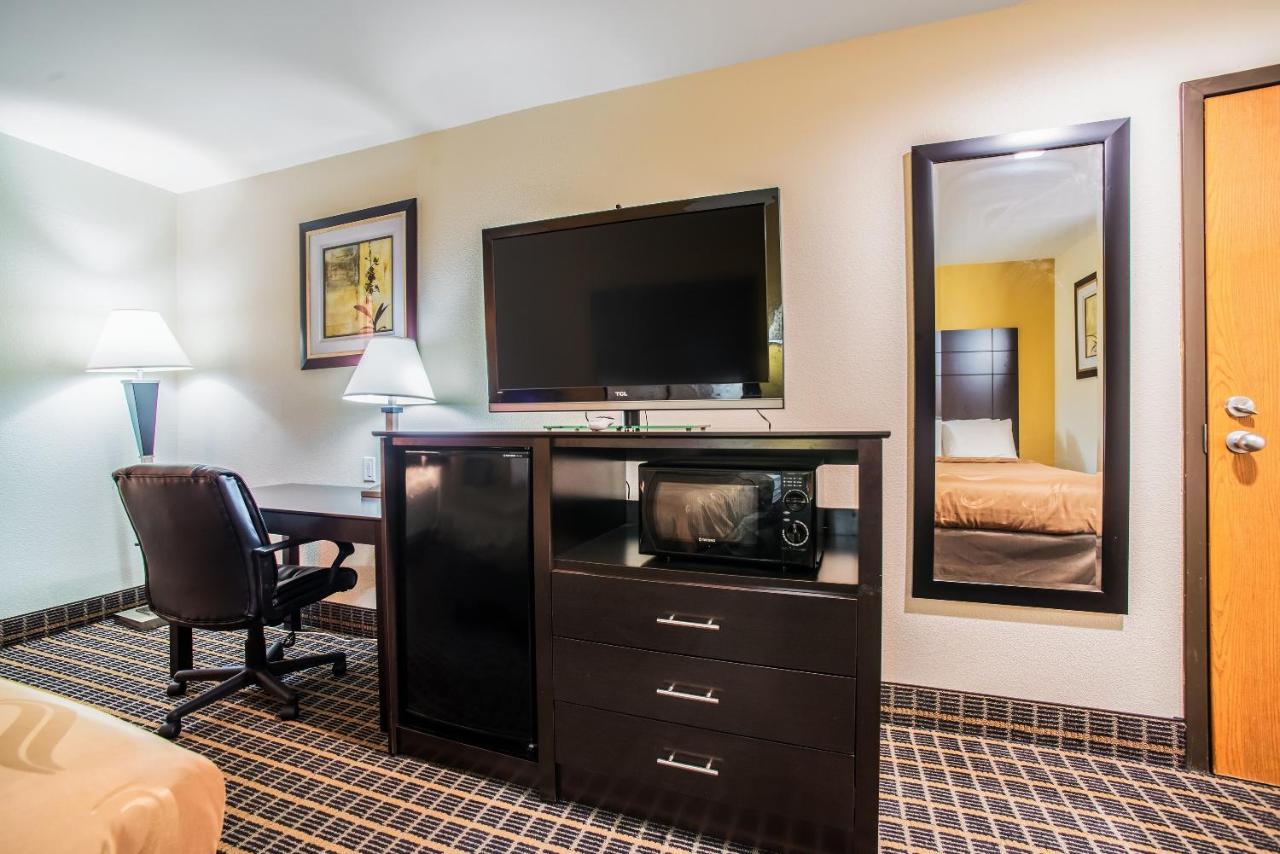 Standard King Room - Non-Smoking at Quality Inn Carbondale University area