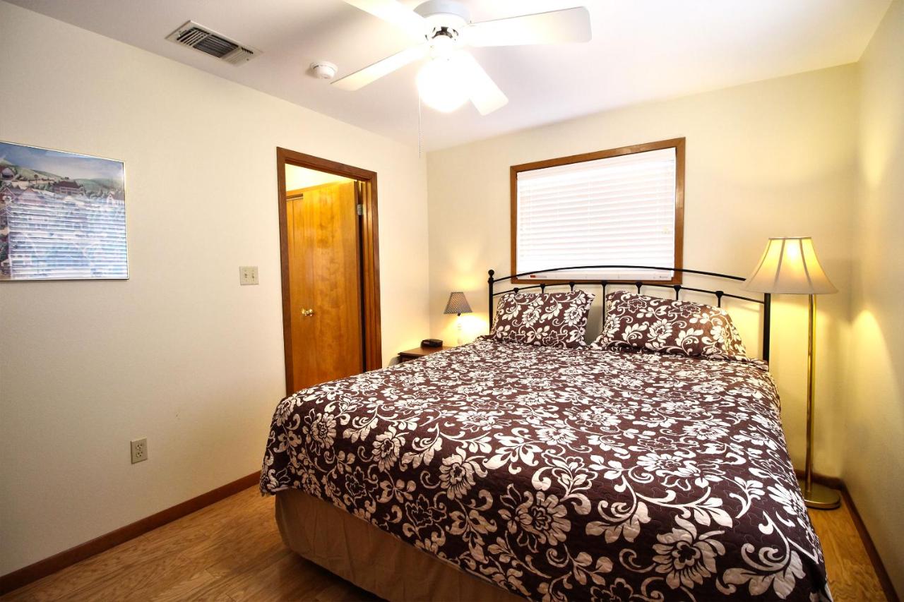| Peach Tree Inn & Suites