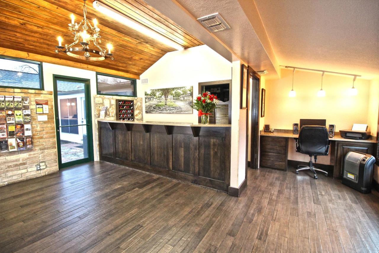 | Peach Tree Inn & Suites