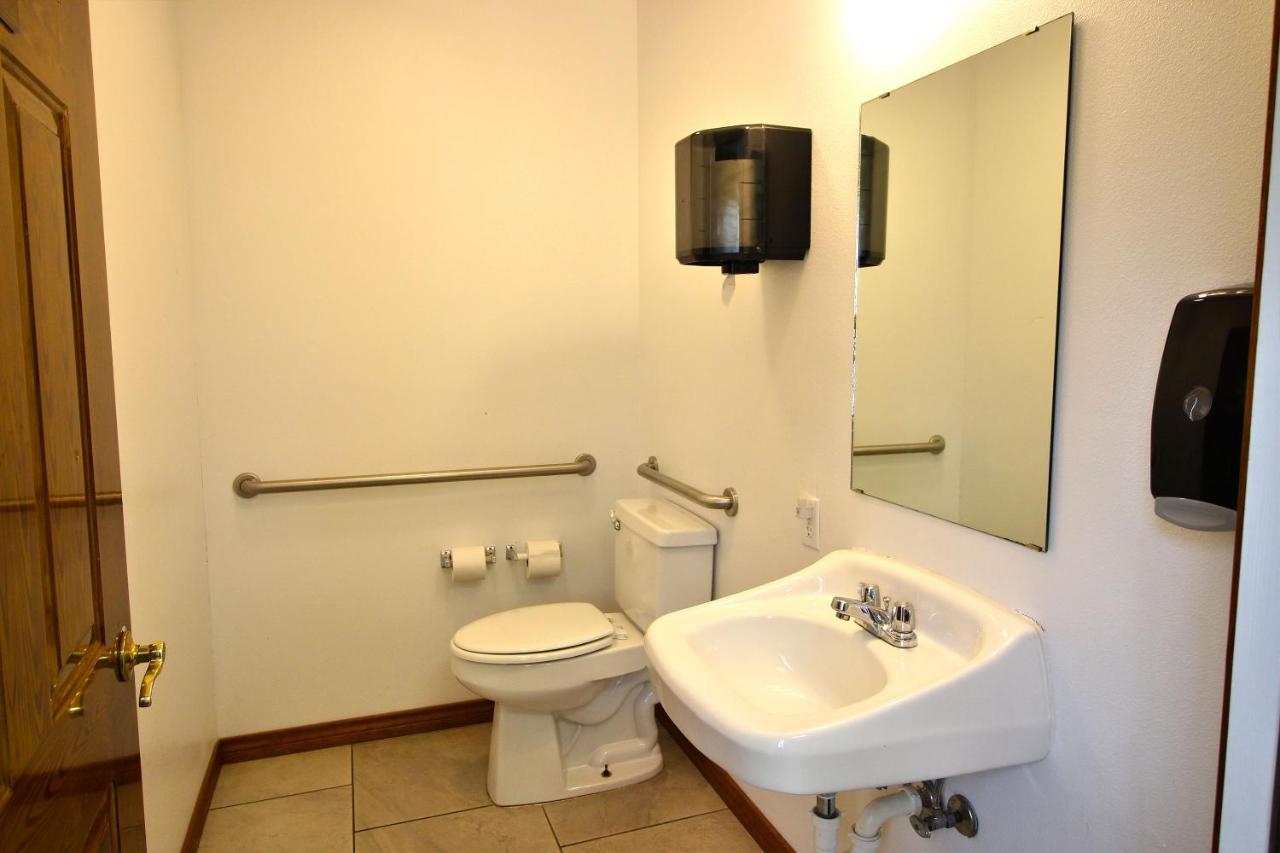 | Peach Tree Inn & Suites