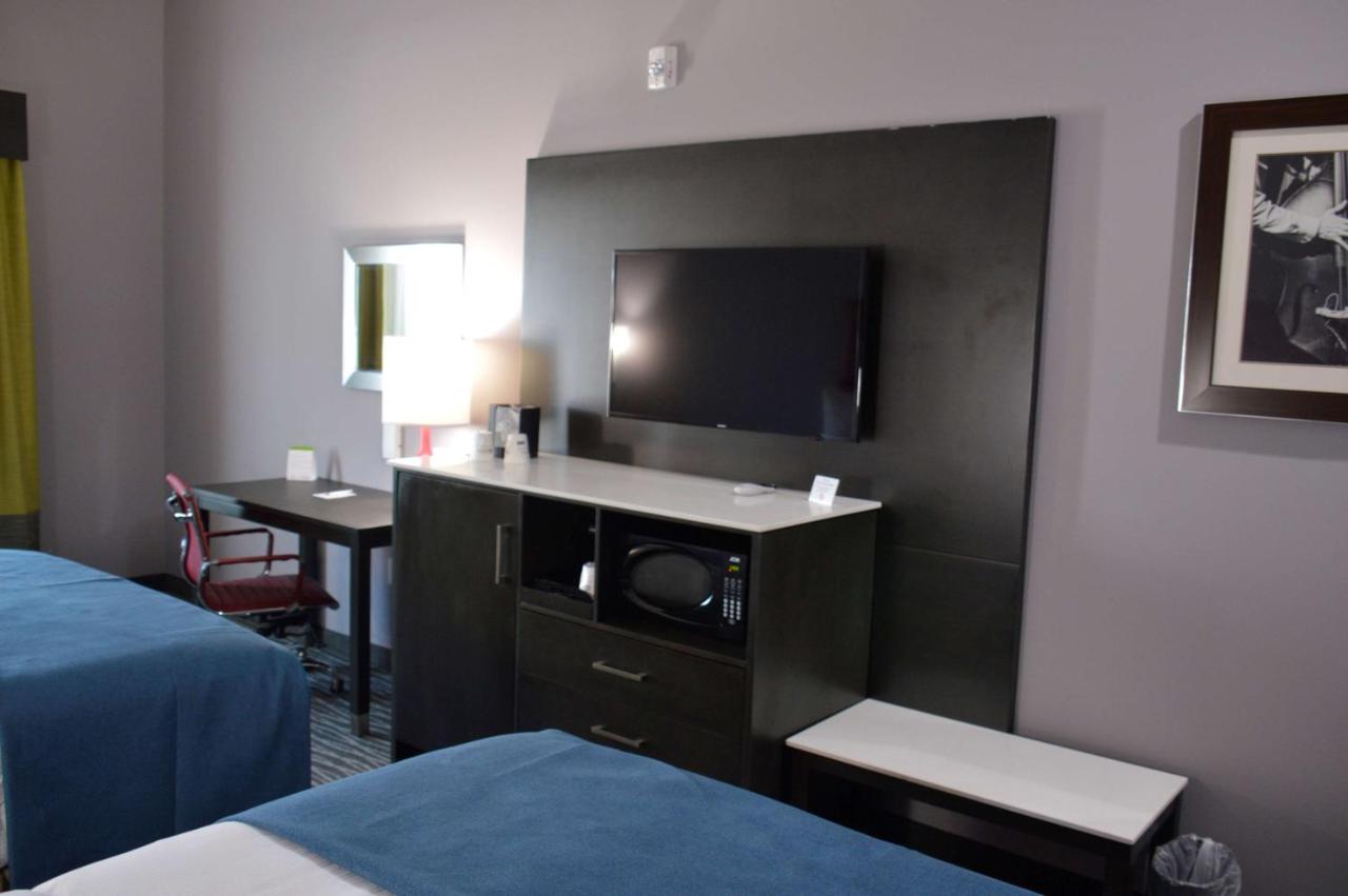 Queen Room with Two Queen Beds - Disability Access at Del-Mar Airport Inn & Suites