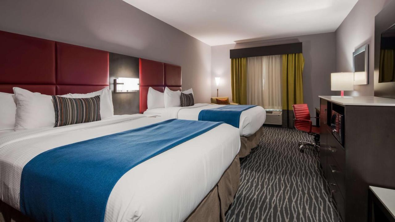 Queen Room with Two Queen Beds - Disability Access at Del-Mar Airport Inn & Suites