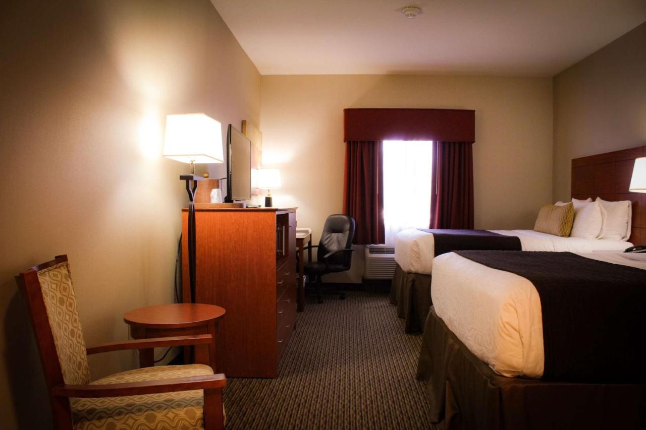 Queen Room with Two Queen Beds - Disability Access/Roll-in Shower at Best Western Plus Arrowhead Hotel