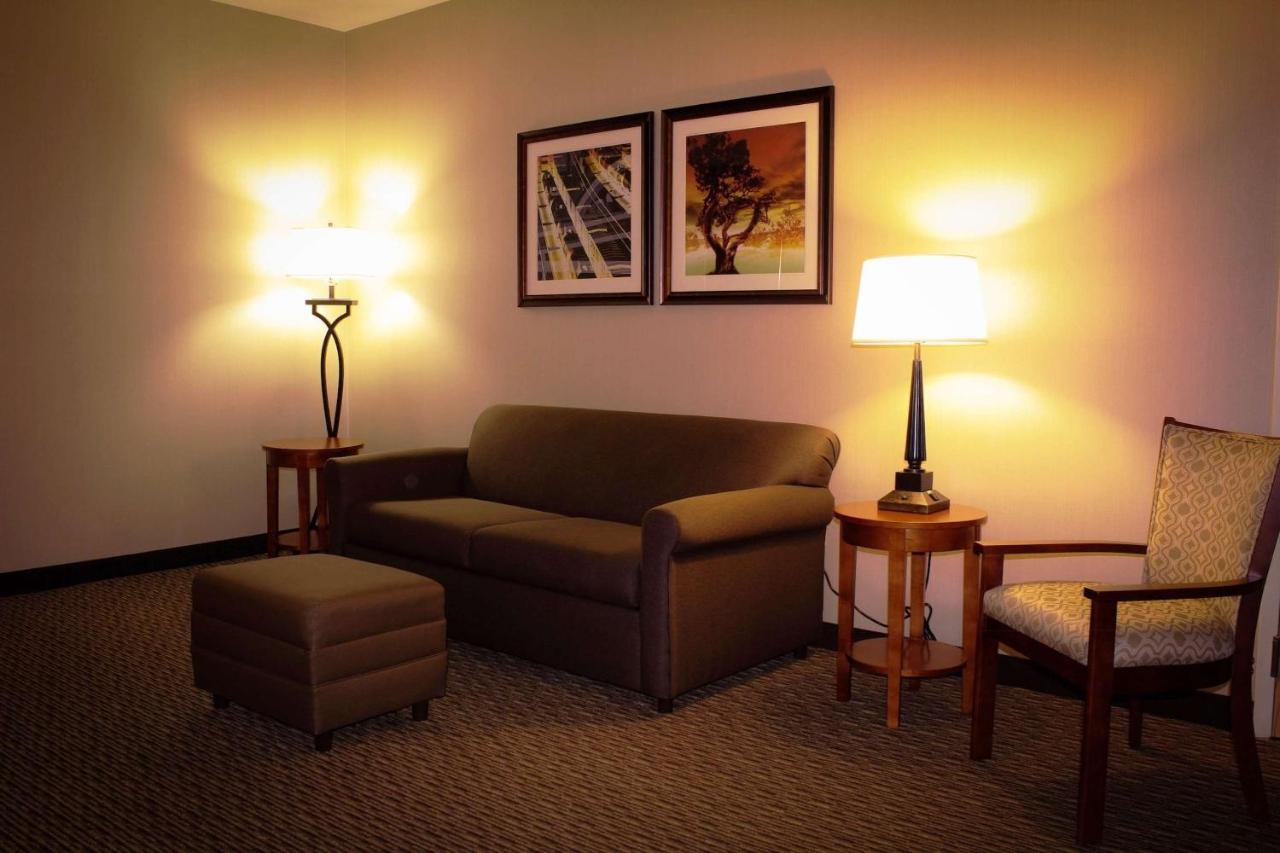 Deluxe King Room at Best Western Plus Arrowhead Hotel