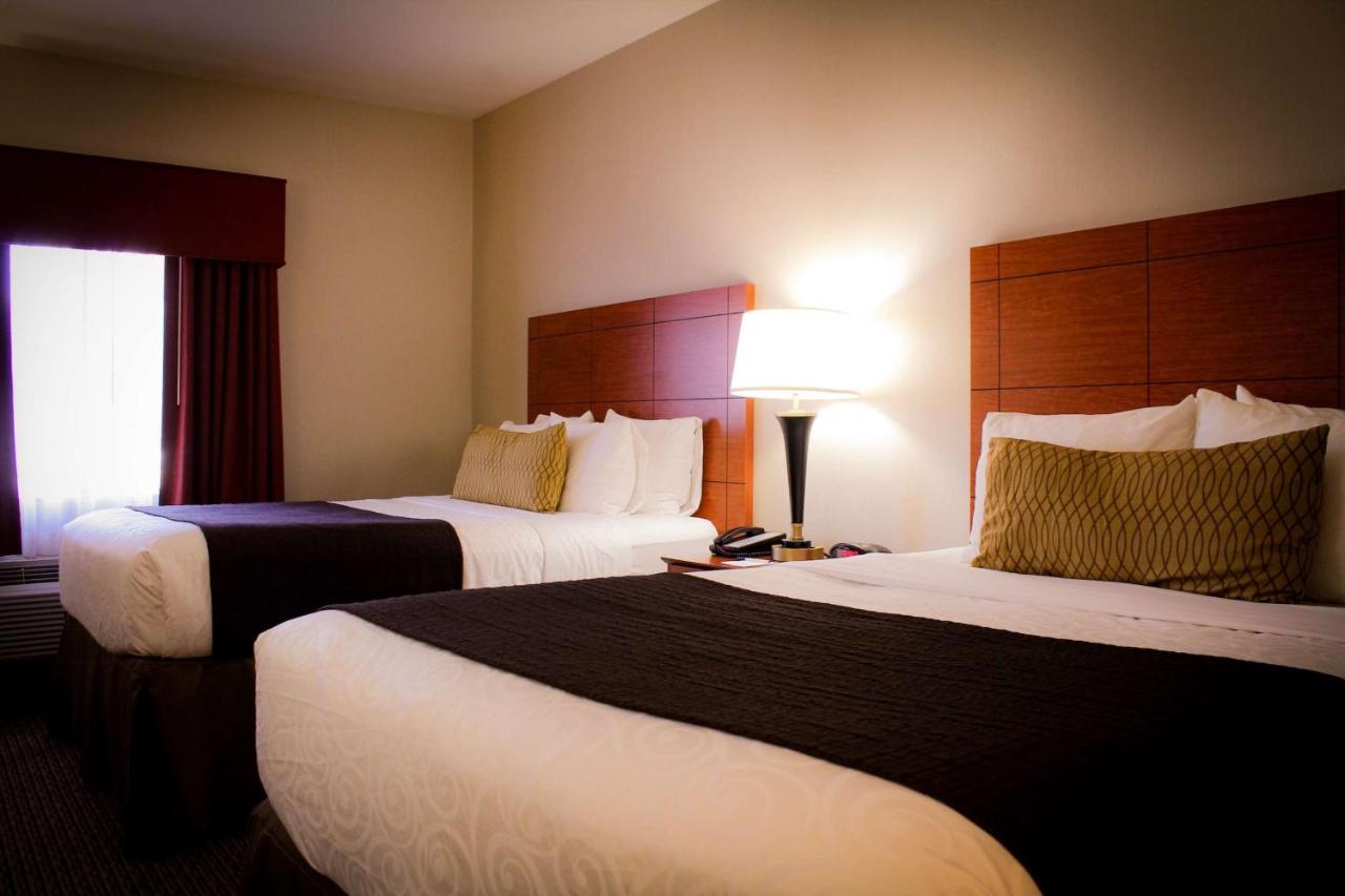 Queen Room with Two Queen Beds - Disability Access/Roll-in Shower at Best Western Plus Arrowhead Hotel