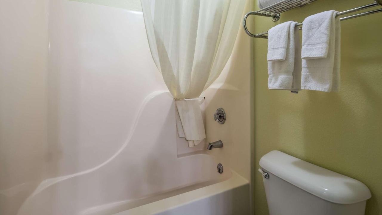 King Suite - Non-Smoking at Best Western Richland Inn-Mansfield