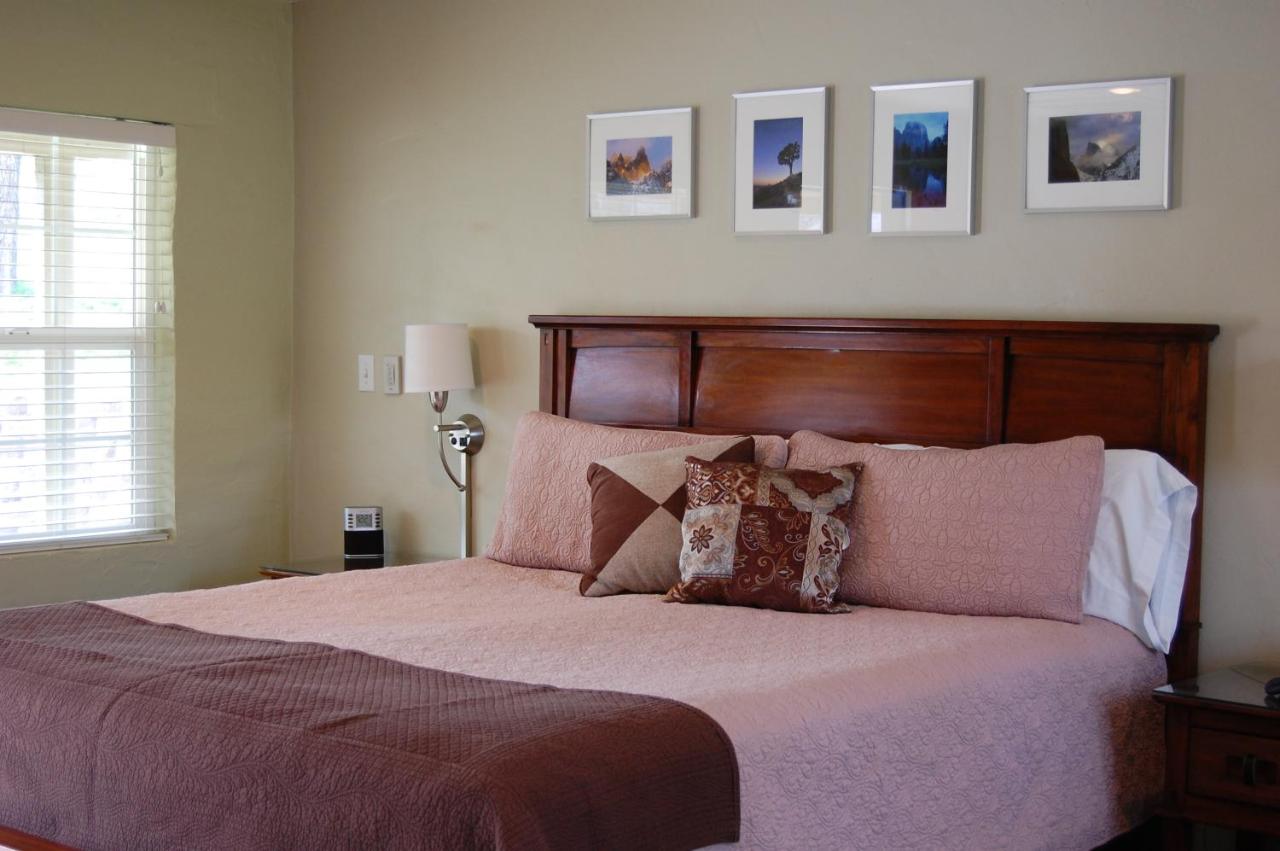  | Queen's Inn By The River