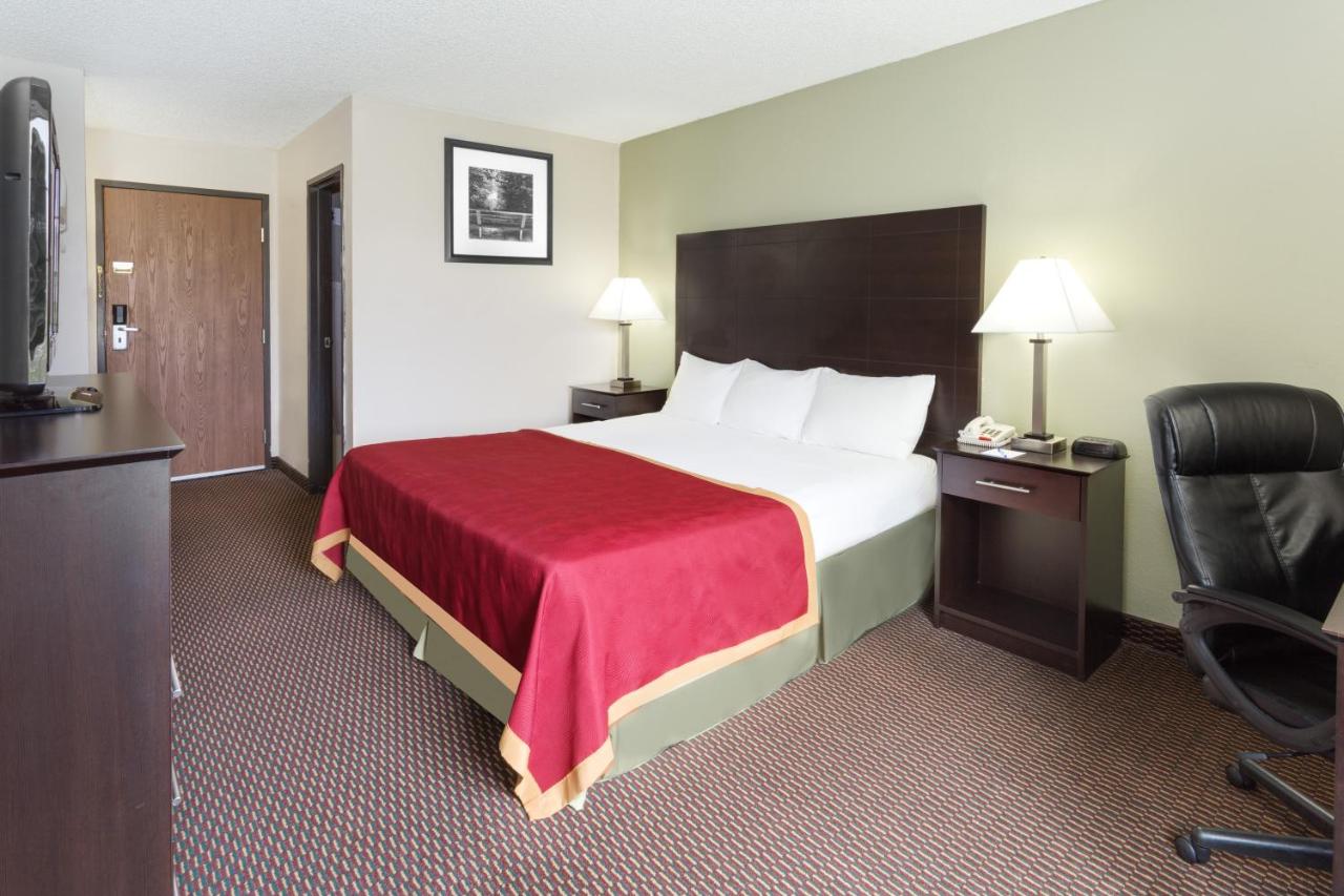 King Room - Non-Smoking at Baymont by Wyndham Beloit