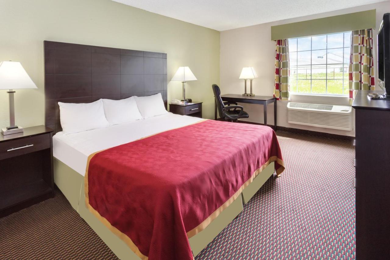 King Room - Non-Smoking at Baymont by Wyndham Beloit