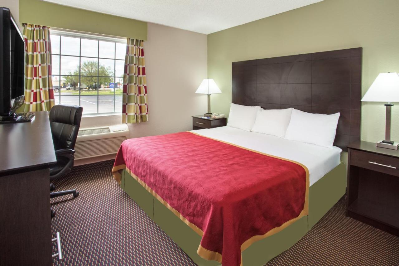 King Room - Disability Access/Non-Smoking at Baymont by Wyndham Beloit