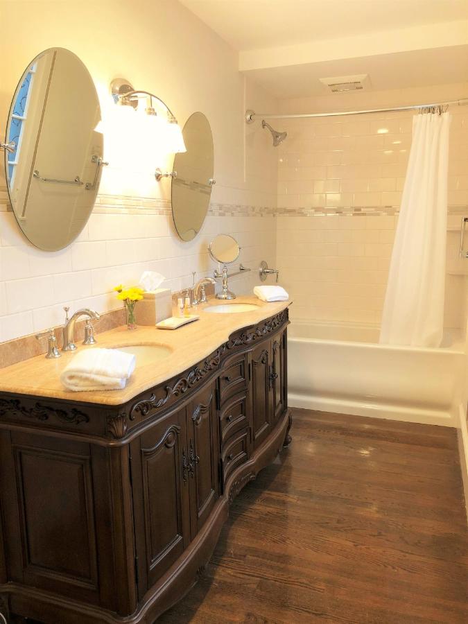 | Ivy Manor Inn Village Center