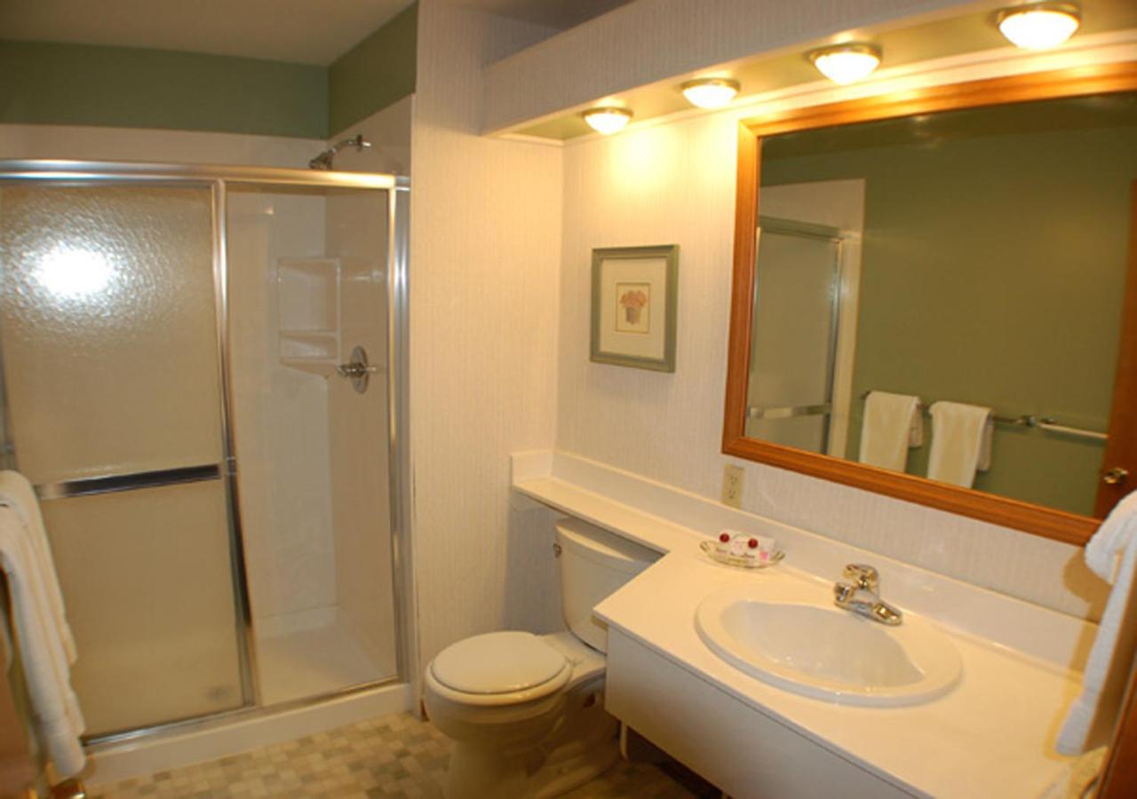Suite with Hot Tub at Wildwood Inn