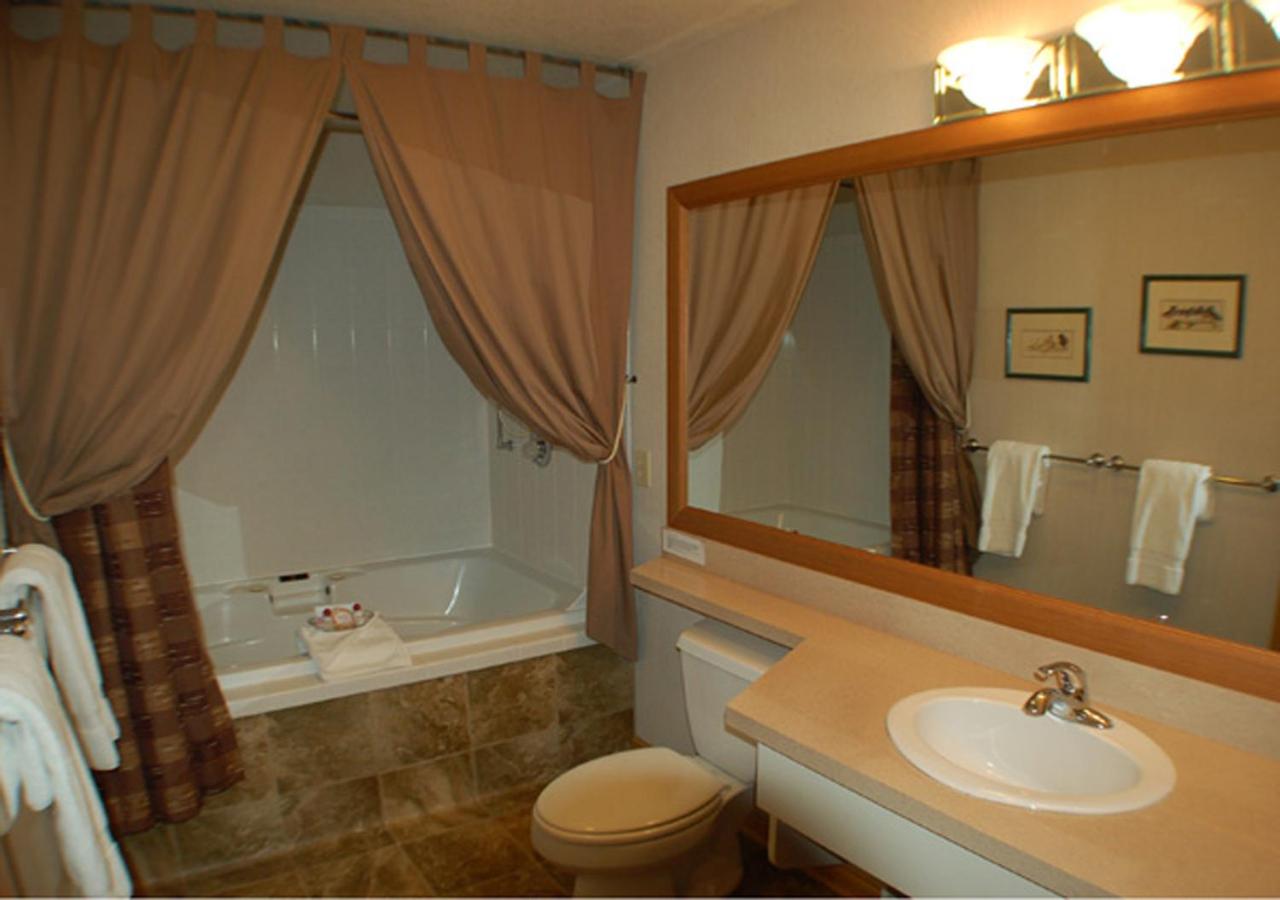 Deluxe Suite with Hot Tub at Wildwood Inn