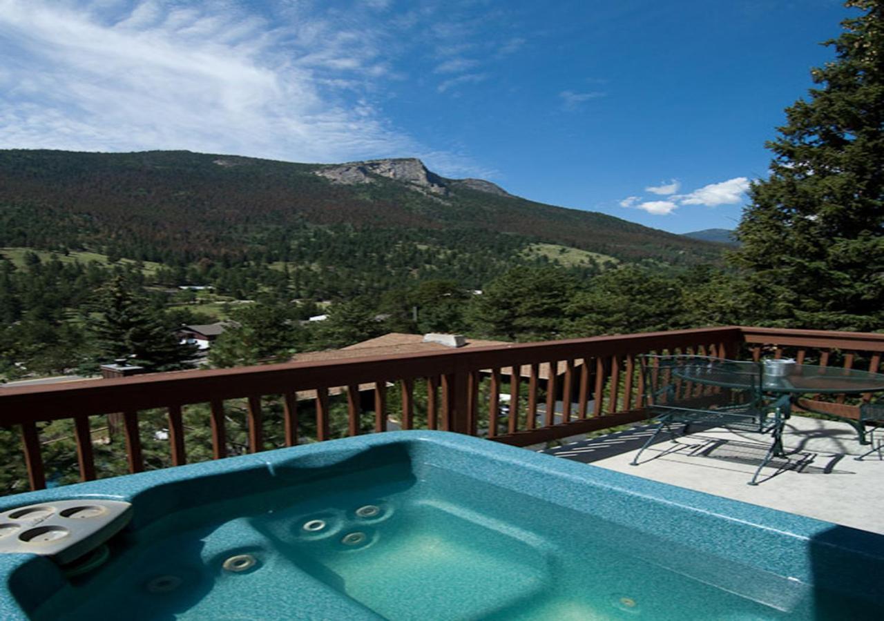 Deluxe Suite with Hot Tub at Wildwood Inn