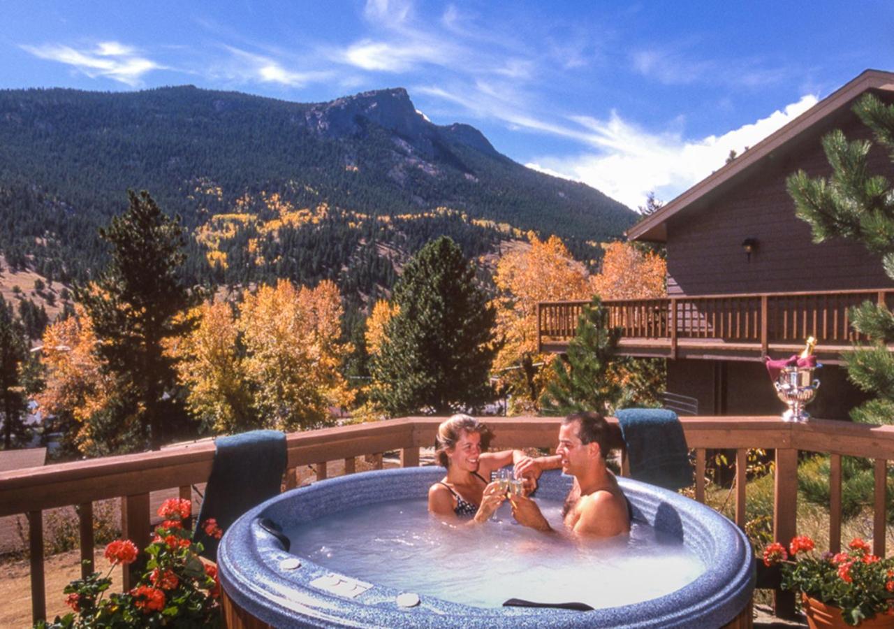 Deluxe Suite with Hot Tub at Wildwood Inn