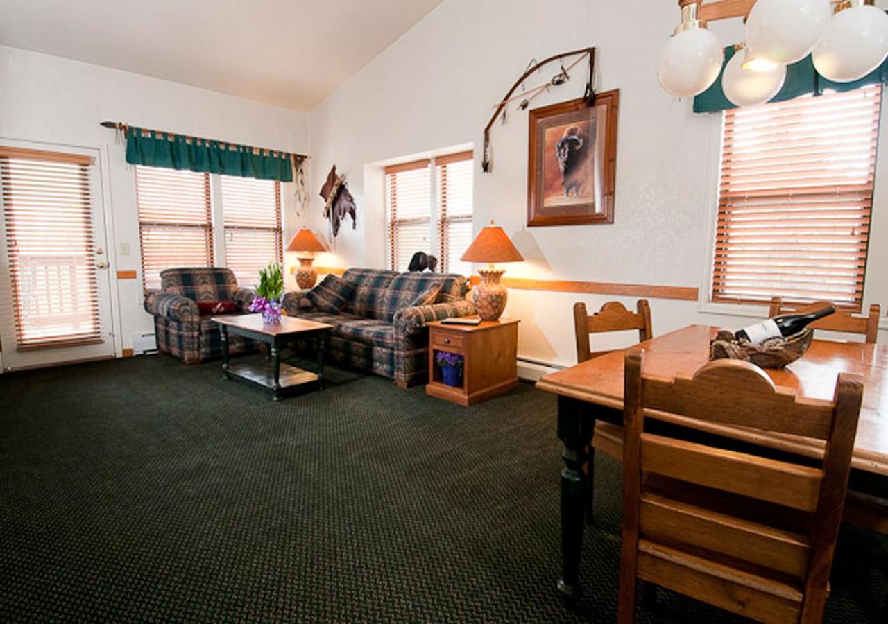Deluxe Suite with Hot Tub at Wildwood Inn