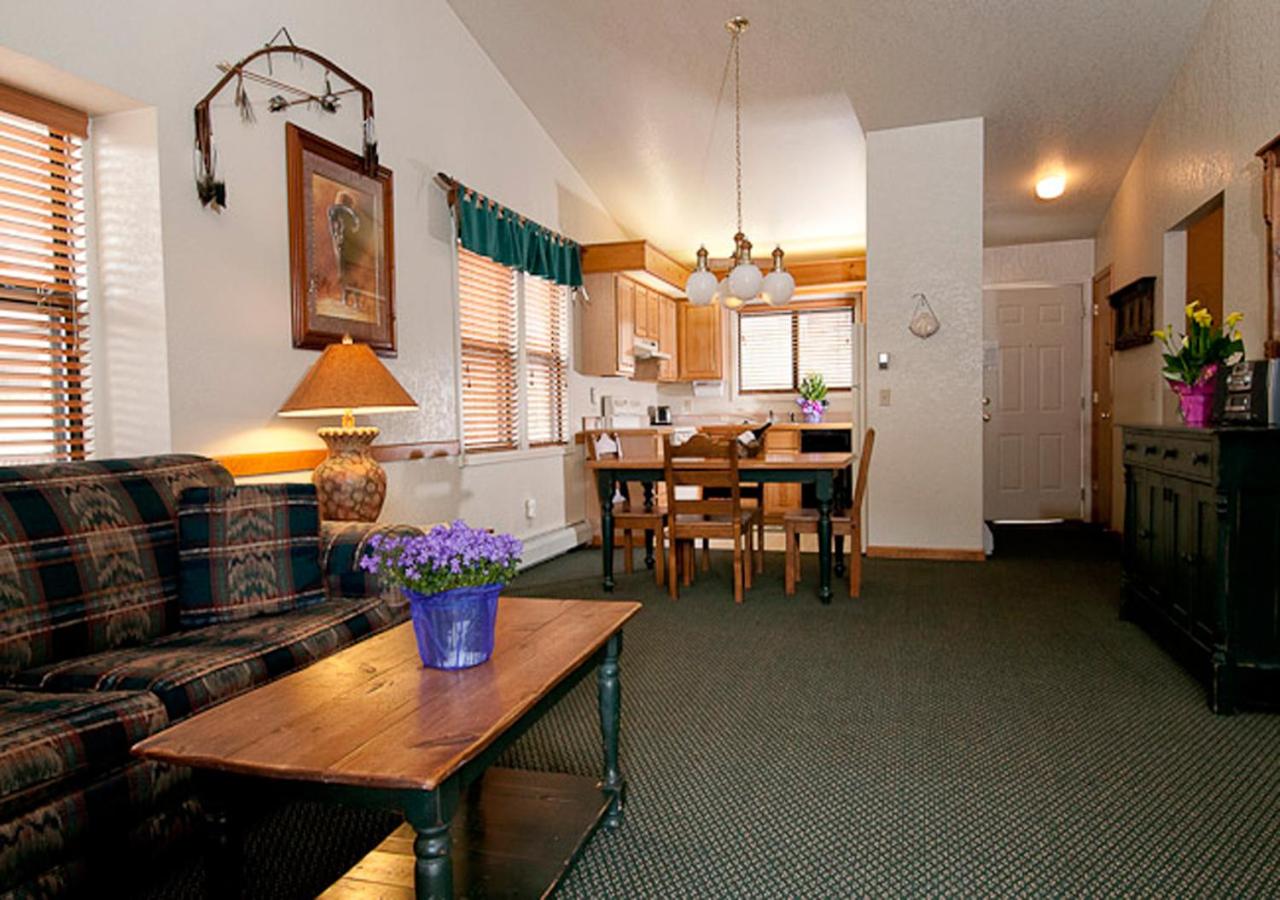 Deluxe Suite with Hot Tub at Wildwood Inn