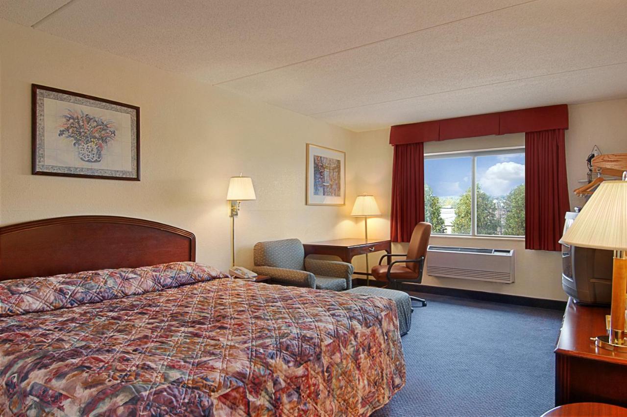 | Super 8 by Wyndham Manchester Airport