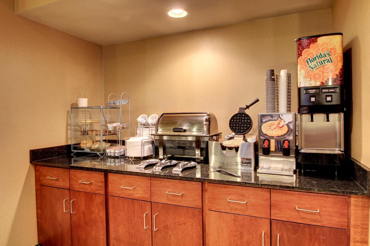 | Cobblestone Hotel & Suites - Newton