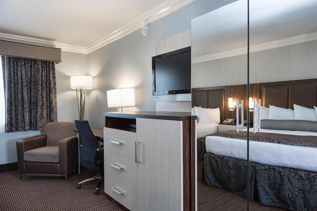 Queen Room with Two Queen Beds with Roll-in Shower - Non smoking at Best Western University Inn Santa Clara