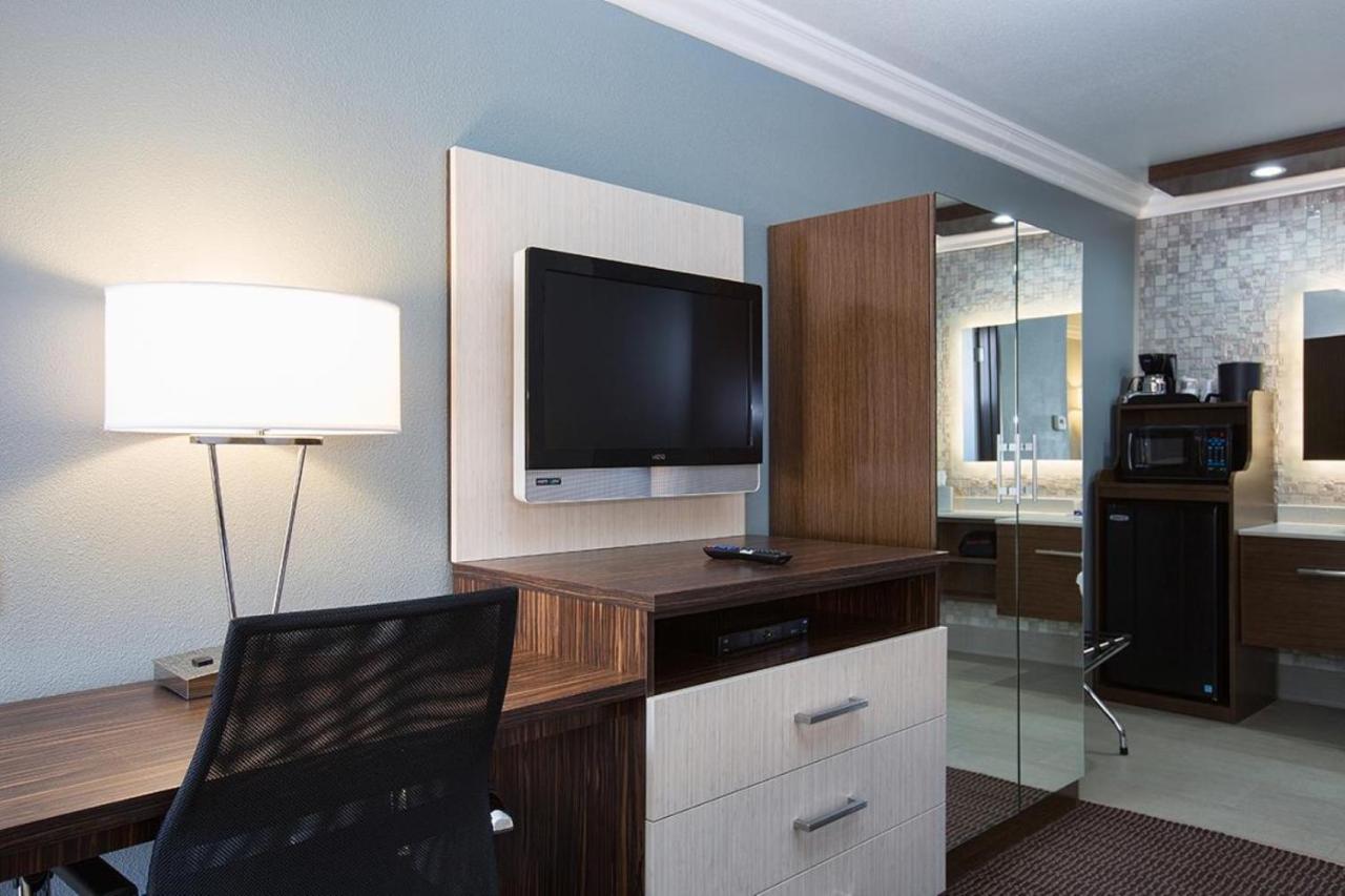 Queen Room - Disability Access - Non Smoking at Best Western University Inn Santa Clara