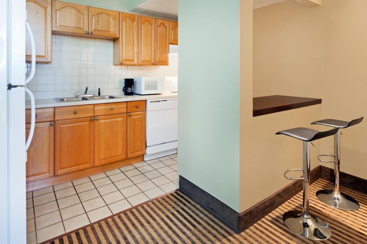 Deluxe King Suite at Howard Johnson by Wyndham Arlington Ballpark / Six Flags