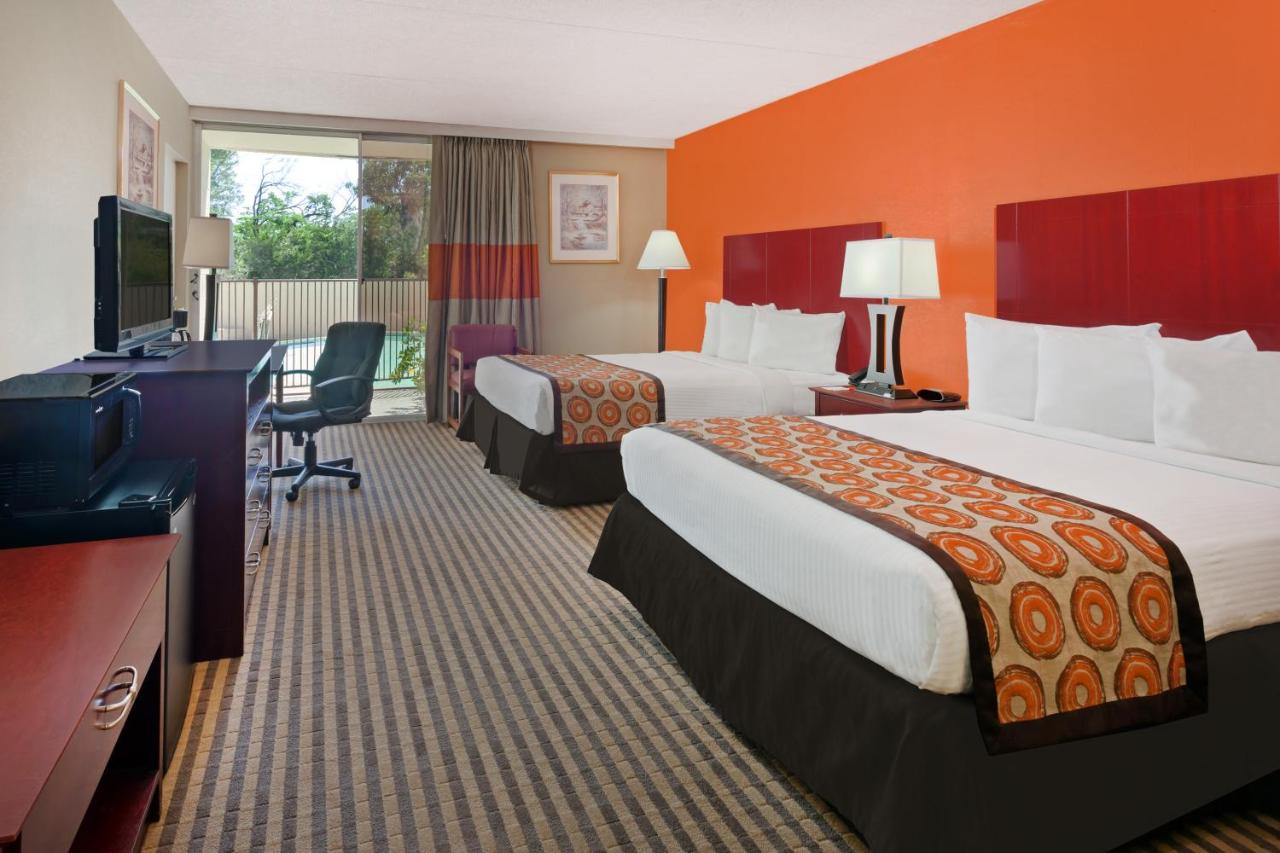 Queen Room with Two Queen Beds - Non-Smoking at Howard Johnson by Wyndham Arlington Ballpark / Six Flags