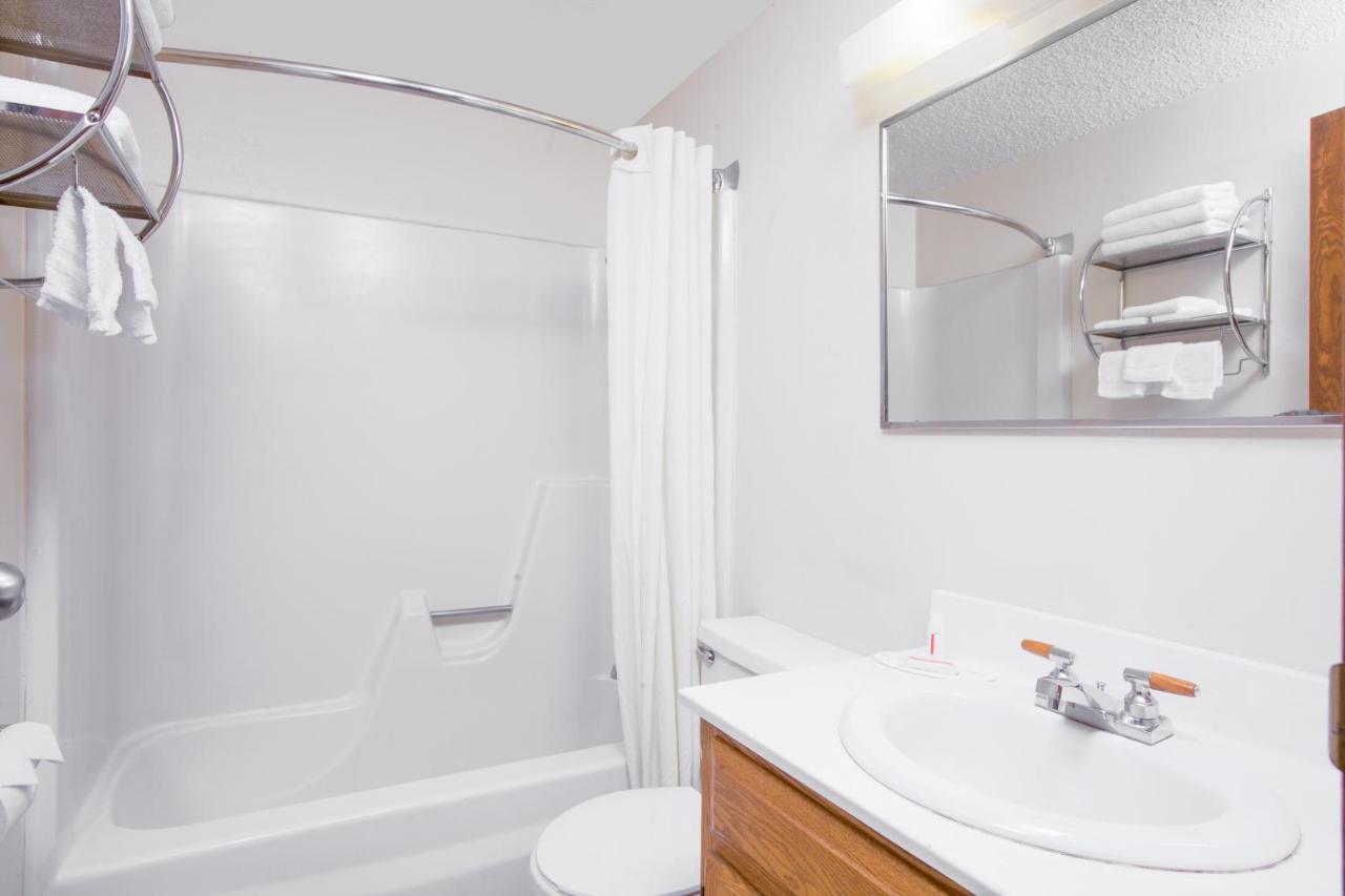 Queen Room - Non-Smoking at Super 8 by Wyndham Clear Lake