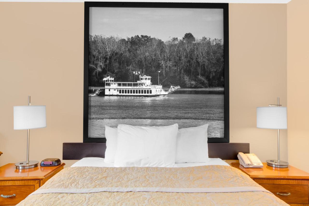 Queen Room - Mobility Access/Non-Smoking at Super 8 by Wyndham Clear Lake
