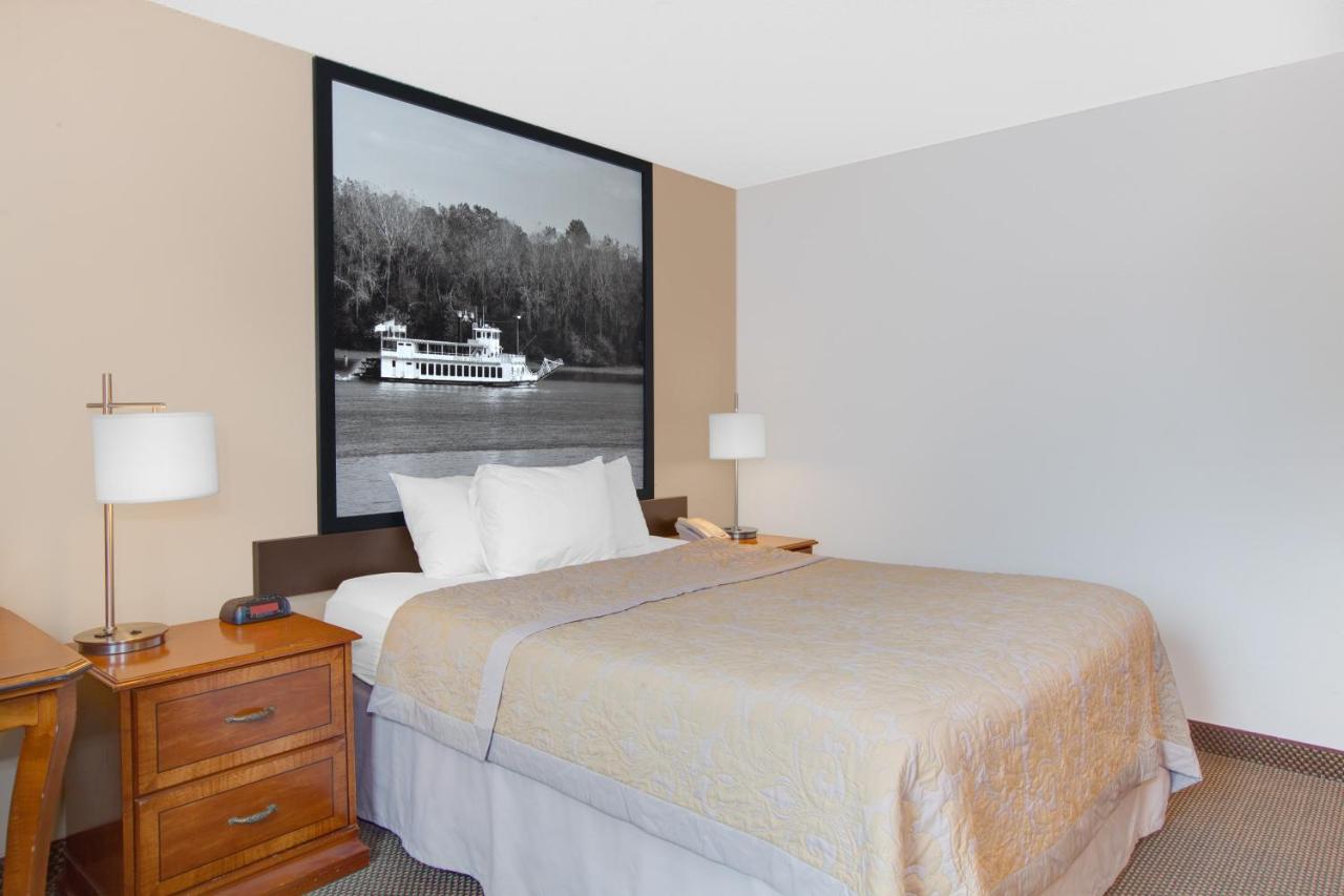 Queen Room - Mobility Access/Non-Smoking at Super 8 by Wyndham Clear Lake