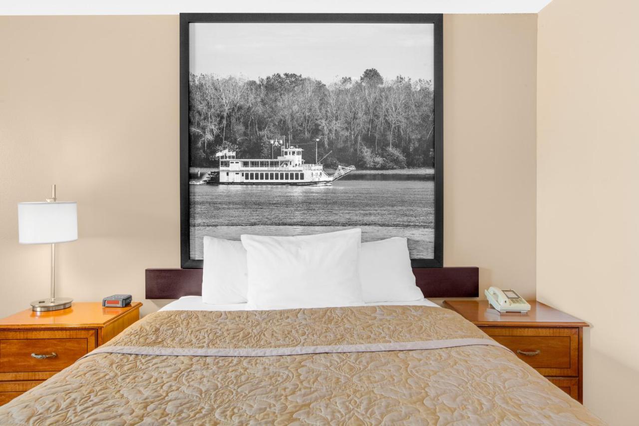 Queen Room - Mobility Access/Non-Smoking at Super 8 by Wyndham Clear Lake
