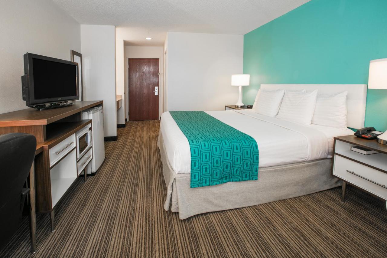 King Room - Mobility Access/Non-Smoking at Howard Johnson by Wyndham Scott Lafayette