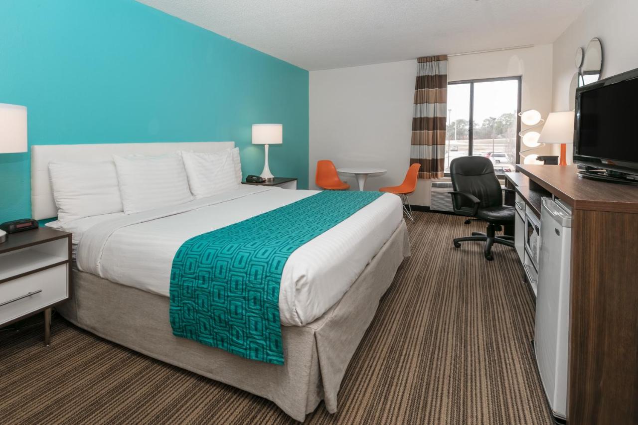 King Room - Smoking at Howard Johnson by Wyndham Scott Lafayette