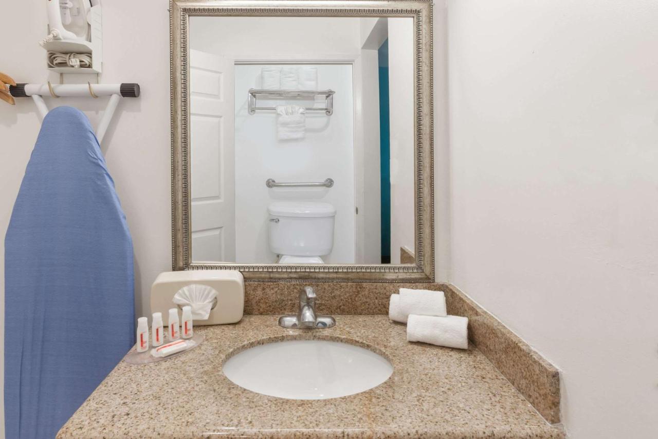 King Room at Howard Johnson by Wyndham San Diego Hotel Circle