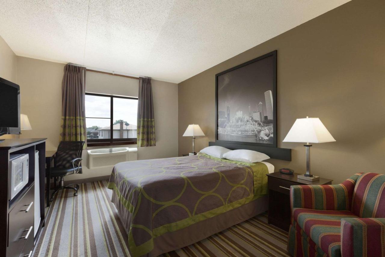 | Super 8 by Wyndham Bridgeview/Chicago Area