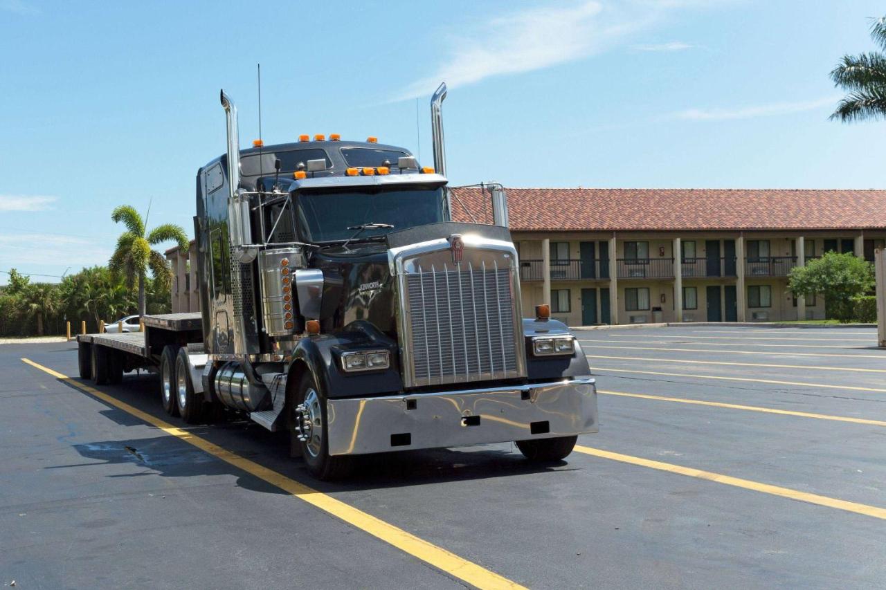 | Super 8 by Wyndham Riviera Beach West Palm Beach