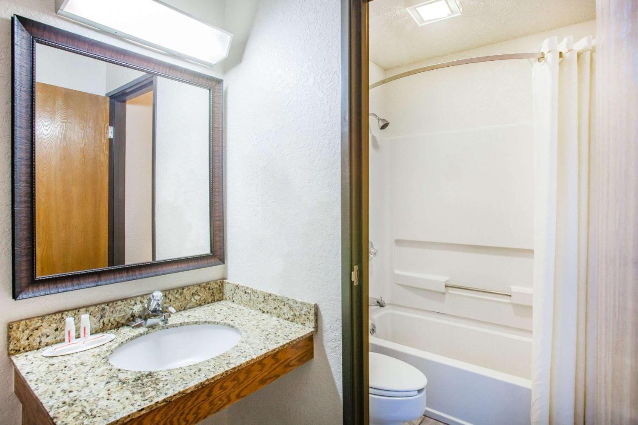 King Suite- Non-Smoking at Super 8 by Wyndham Hot Springs