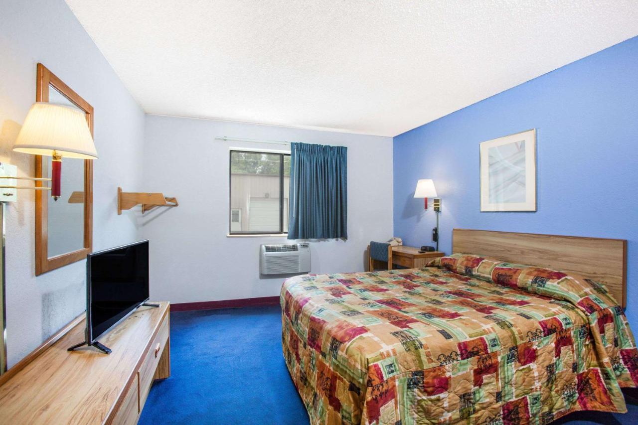 King Suite- Non-Smoking at Super 8 by Wyndham Hot Springs